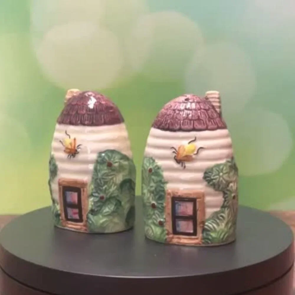 Vintage 1940s Murutomoware Bee Hive Cottage Salt & Pepper Shakers
